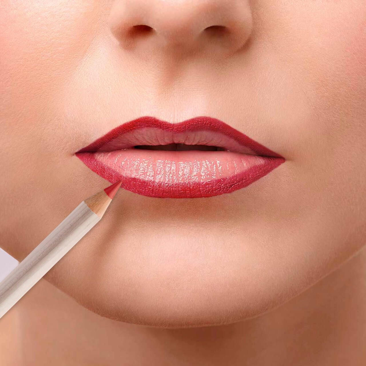Lippenstift wird auf Lippen aufgetragen. Roter Lippenstiftstift. Hautpartie mit Lippen und Stift.