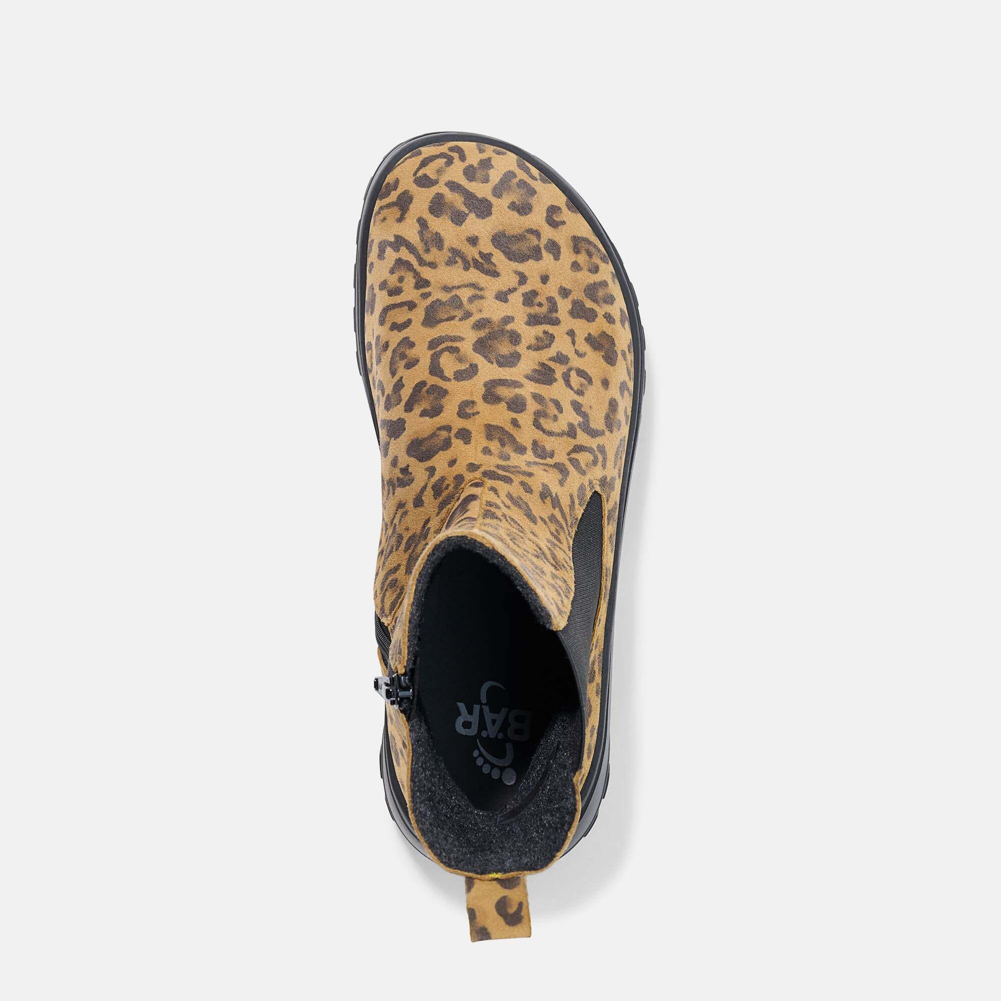 Damenstiefel mit Leopardenmuster, seitlichem Gummizug und schwarzer Sohle, von der Seite.