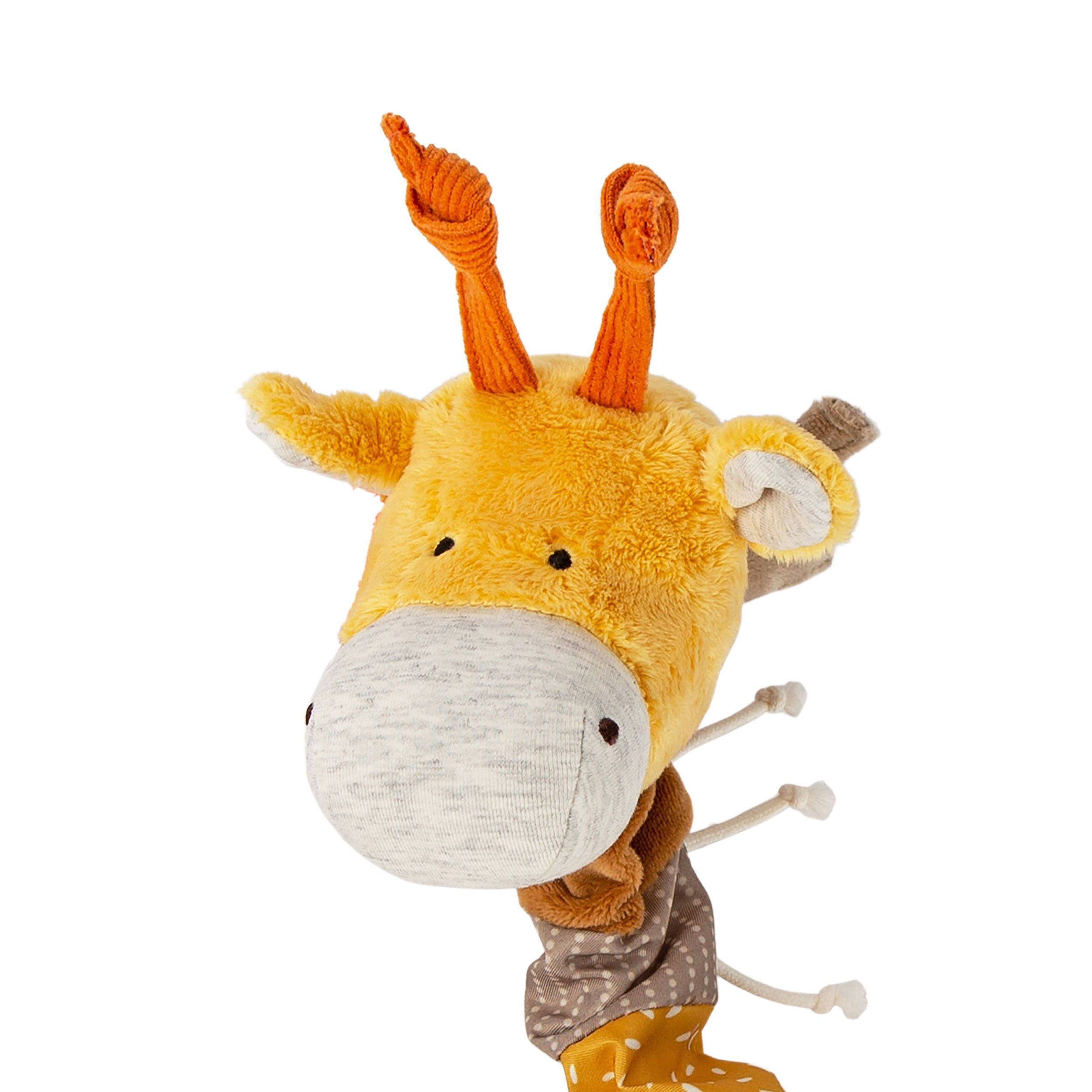 Nahaufnahme des Kopfes einer gelben Stoffgiraffe. Grauer Mund, orangefarbene Ohren. Verschiedene Stoffe und Muster.