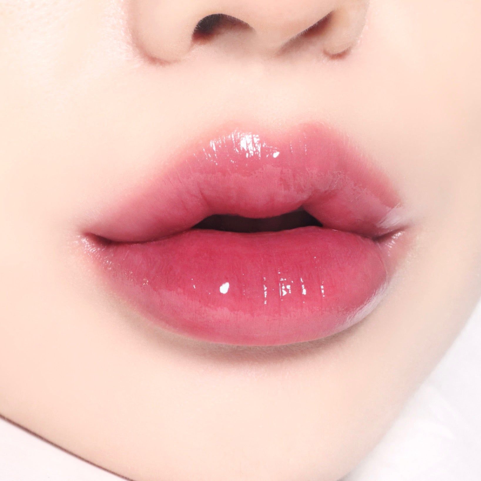 Nahaufnahme von Lippen mit rosafarbenem Lipgloss.