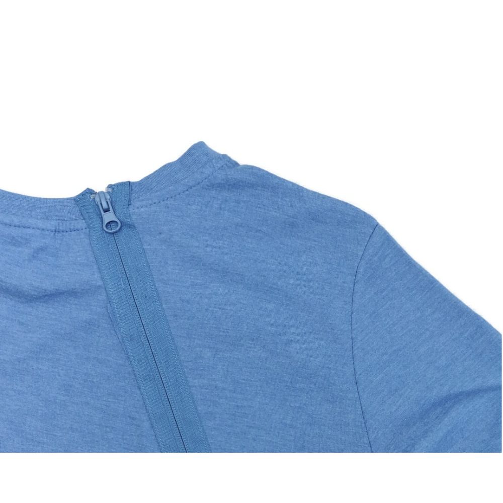 Hellblauer Pflegeoverall. Reißverschluss am Rücken. Detailaufnahme.