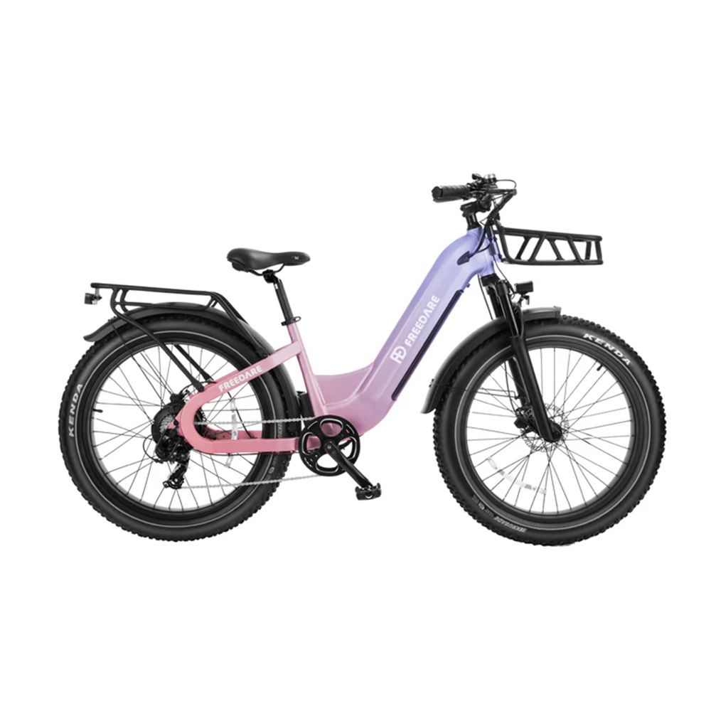 Elektrofahrrad mit Frontkorb. Lila-rosa Rahmen, schwarze Reifen mit Kenda-Logo. Gepäckträger hinten. FREEDARE-Logo.