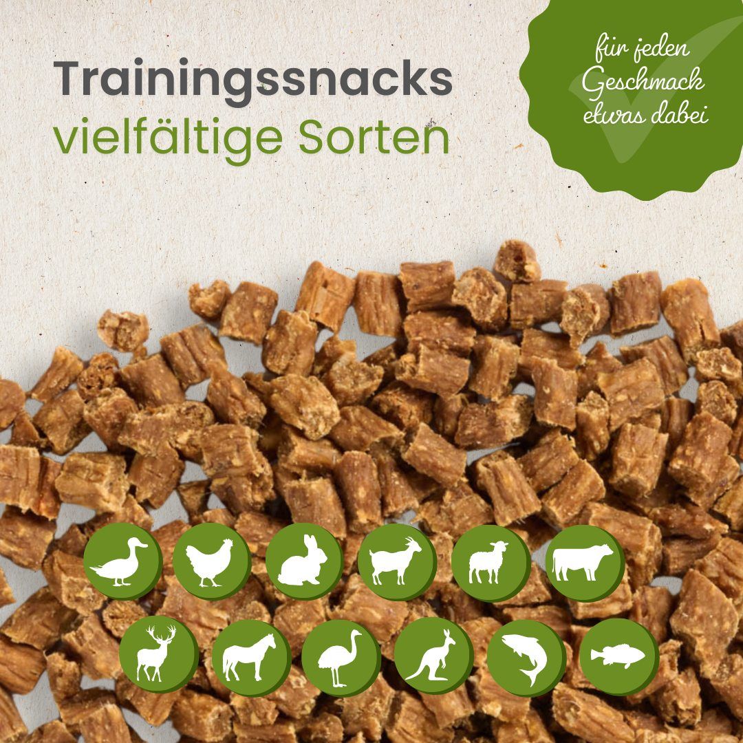 Haufen von Ziegen-Sticks Hundeleckerlis auf weißem Hintergrund.