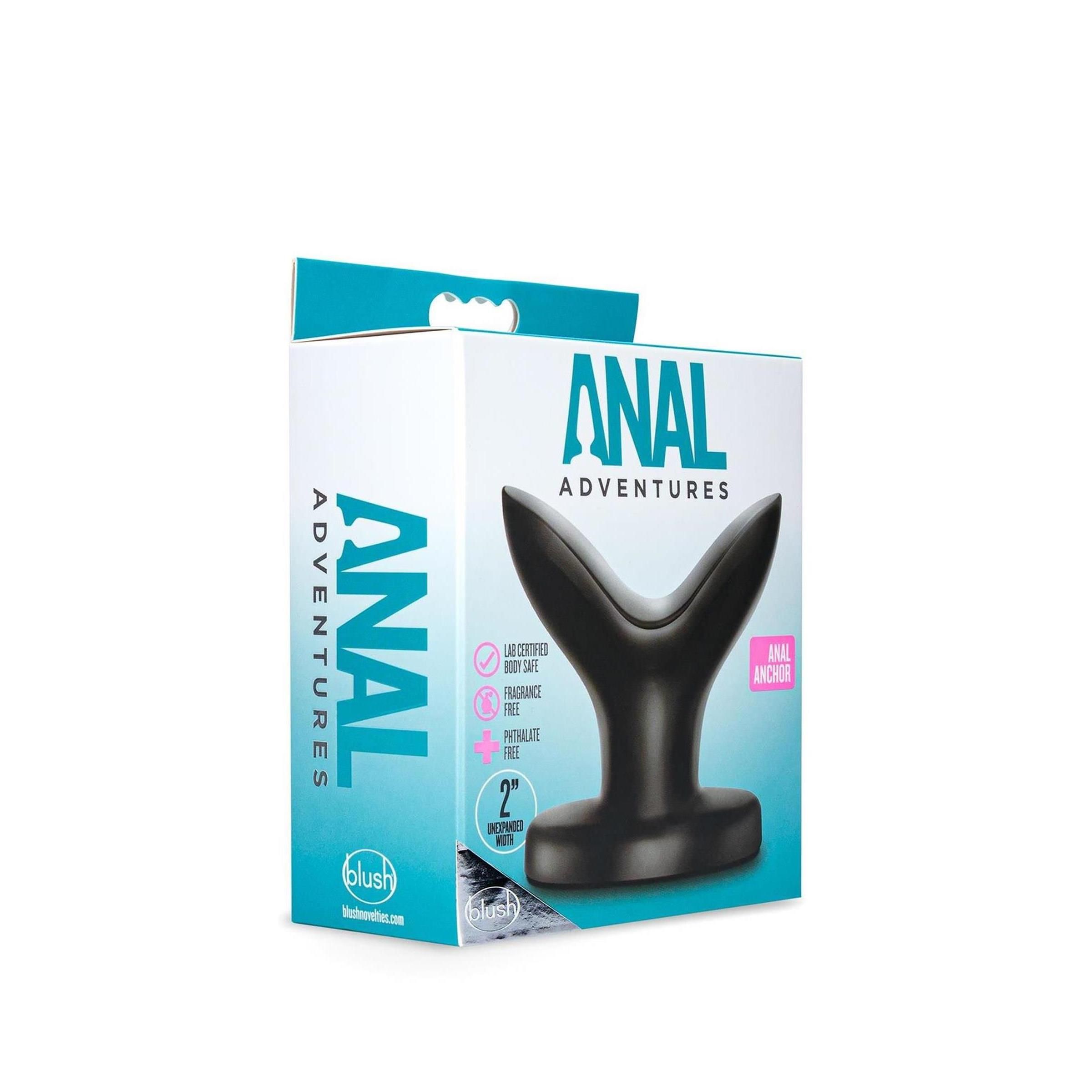Verpackung mit Wellness-Produkt. Aufschrift: ANAL ADVENTURES, ANAL ANCHOR, blush. Produkt in der Verpackung sichtbar.
