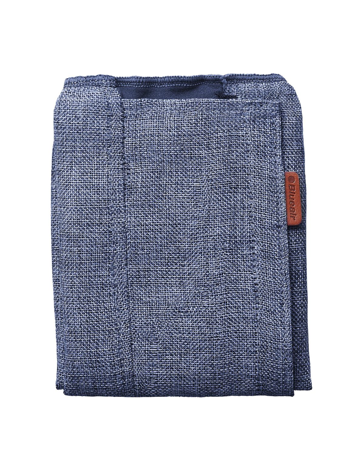 Blaues Textil-Vorfilter für Luftreiniger. Rechteckige Form, Stoffstruktur. Kleines braunes Label mit Blueair-Logo.