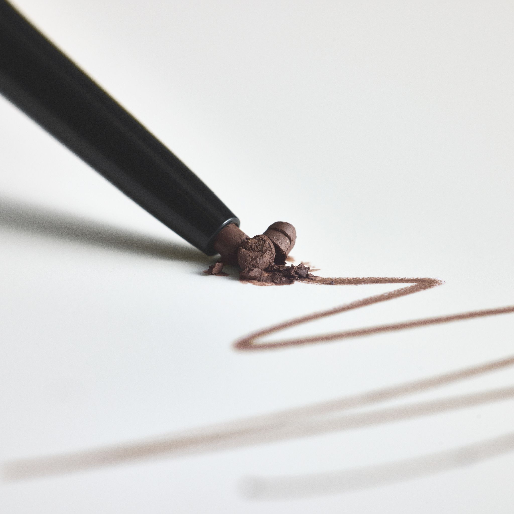 RevitaLash Hi-Def Brow Pencil in Cool Brown, Spitze auf weißem Papier.