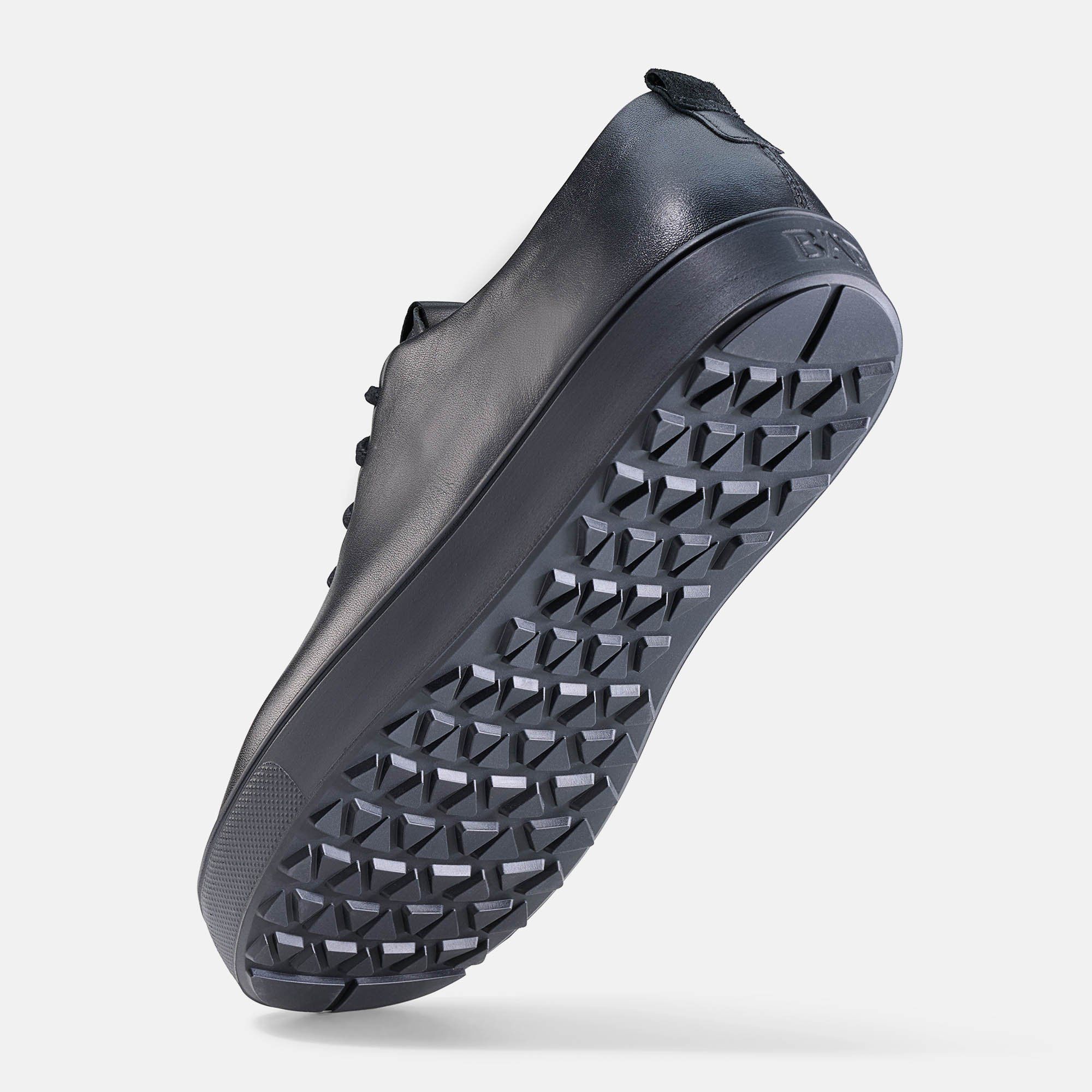 Schwarzer Schnürschuh. Leder-Obermaterial, Gummisohle. Marke BAR auf der Zunge. Unisex-Modell.