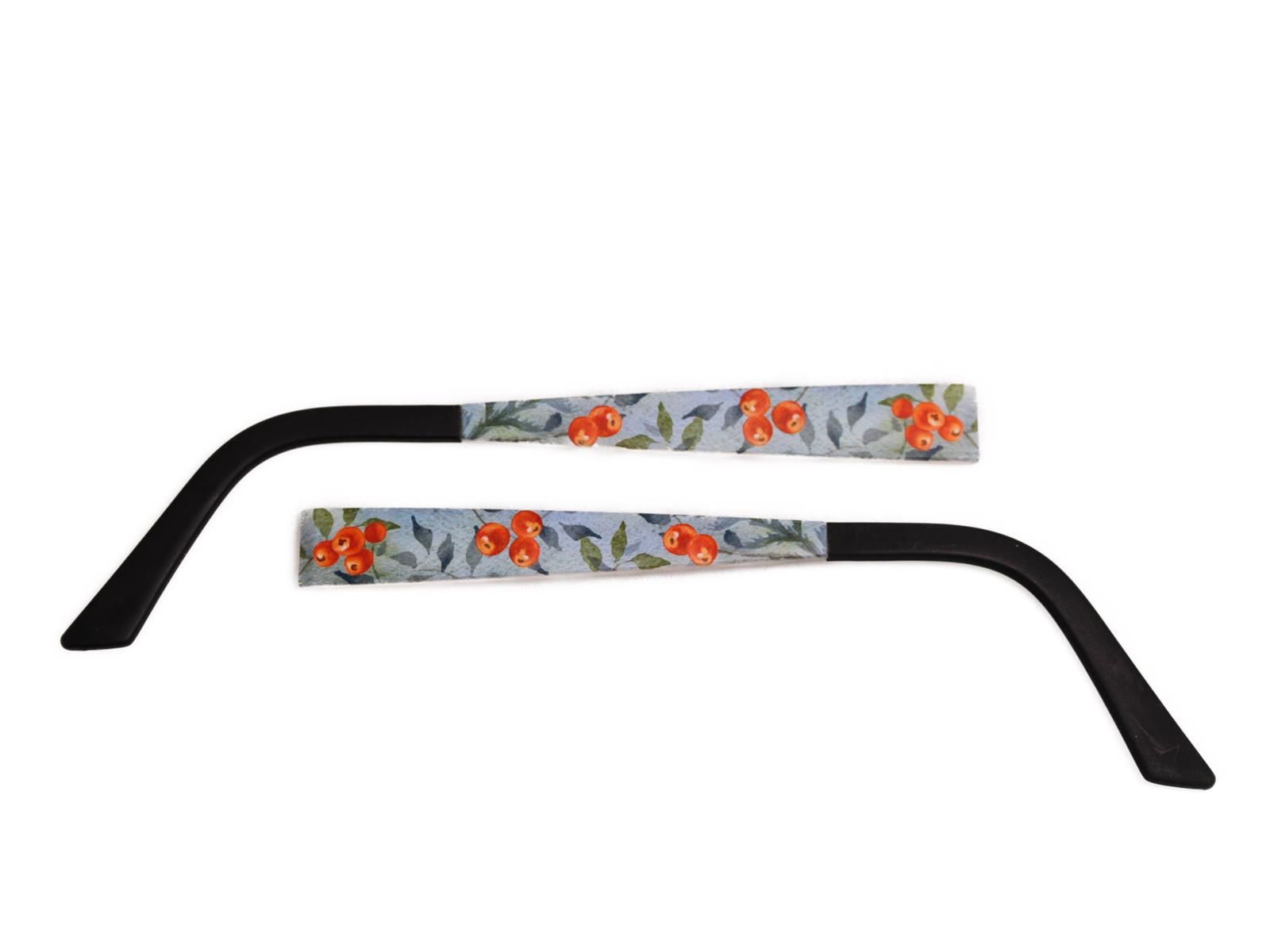 Zwei schwarze Brillenbügel mit floralem Muster. Das Muster zeigt orangefarbene Früchte und grüne Blätter auf hellblauem Hintergrund.