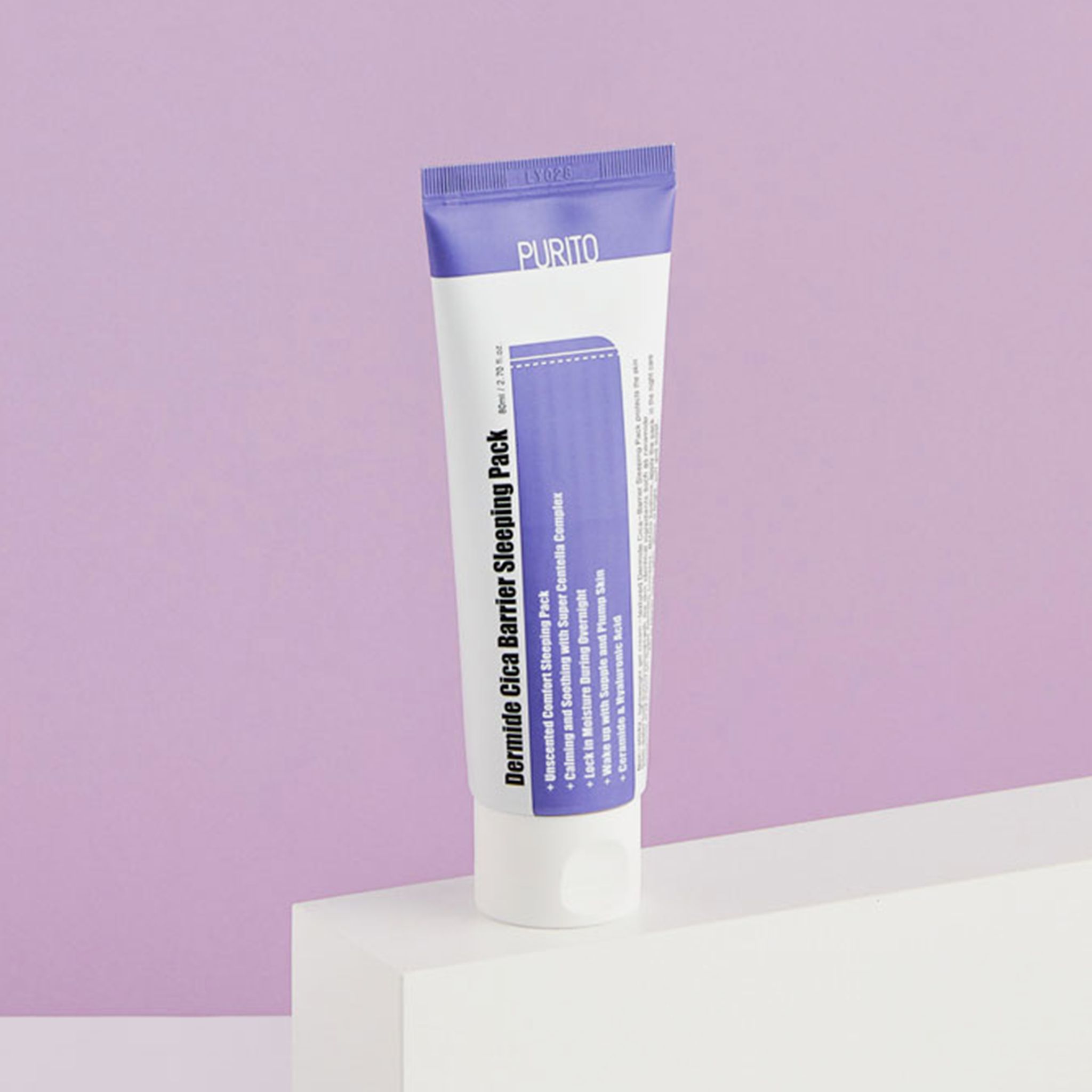 Tube mit Produkt auf weißem Podest. Aufschrift: Dermide Cica Barrier Sleeping Pack.