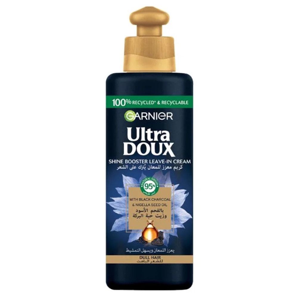 Dunkelblaue Garnier Ultra Doux Leave-in-Creme-Flasche mit goldfarbenem Pumpkopf. Text: Shine Booster, 100% recycelt.