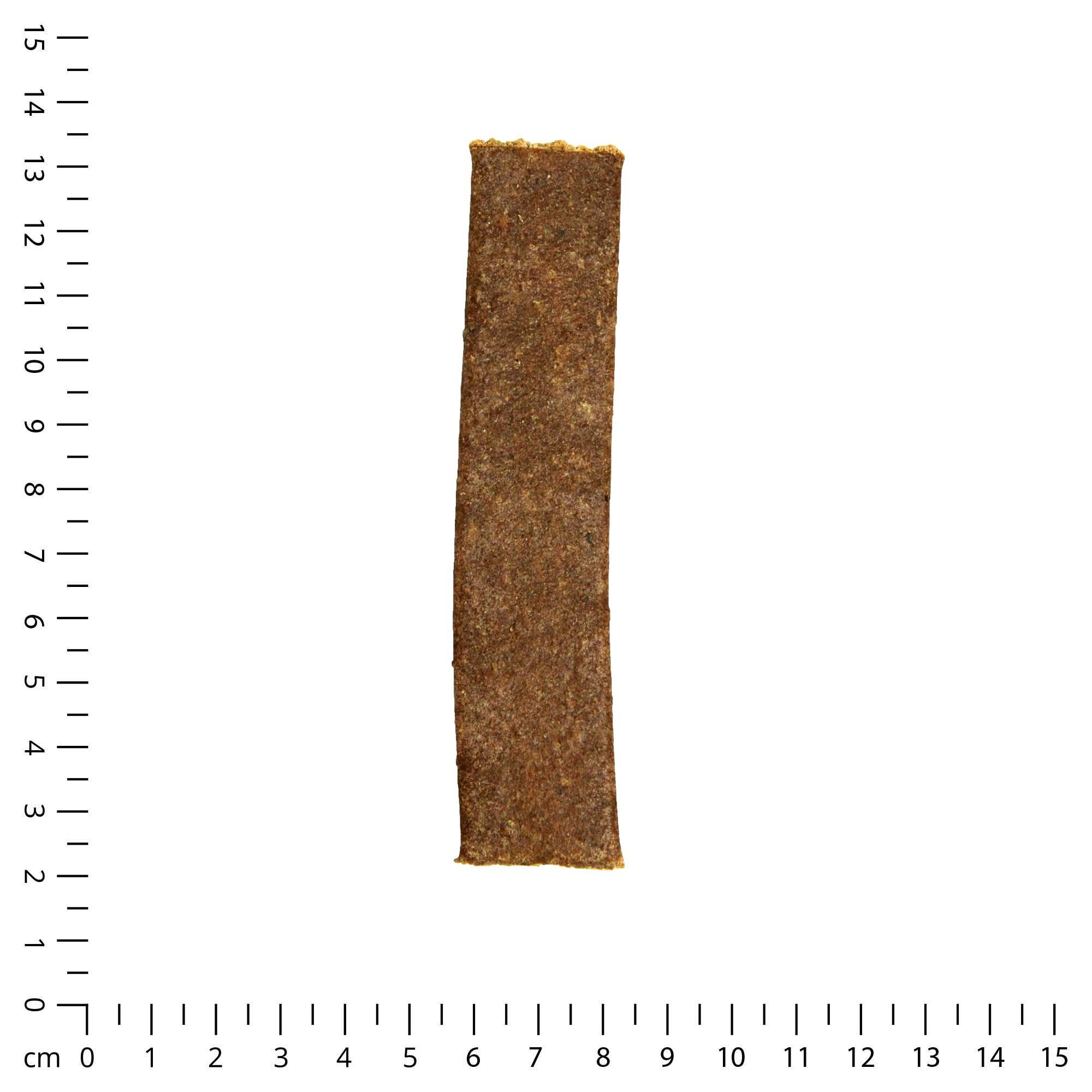 Ein Schecker Kaustreifen. Rechteckige Form, braune Farbe. Auf hellem Hintergrund, mit Zentimeter-Skala.