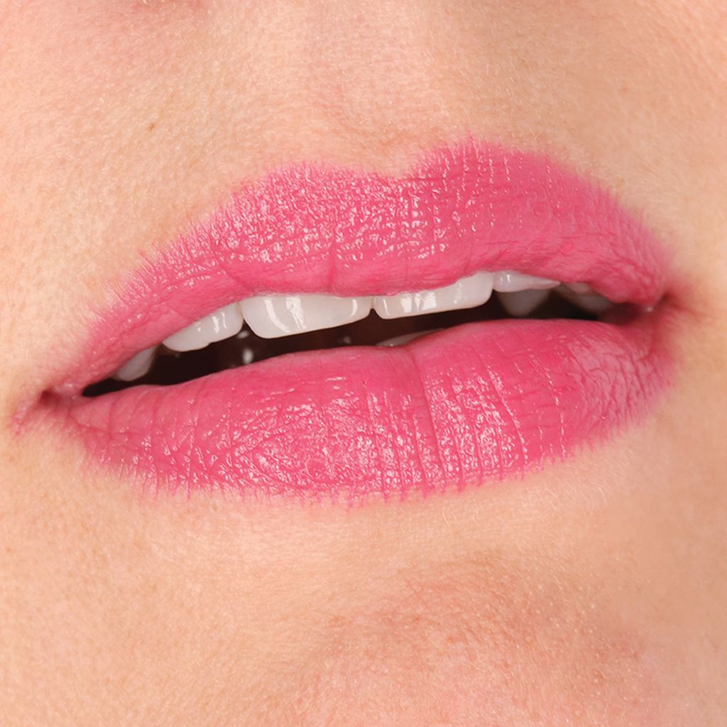 Nahaufnahme von Lippen, die mit rosafarbenem Lippenstift geschminkt sind. Offener Mund, Zähne sichtbar.