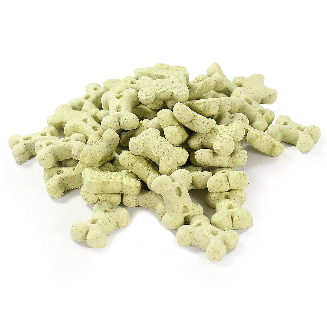 Haufen grüner, knochenförmiger Hundekekse. Die Kekse haben eine unregelmäßige Oberfläche und sind auf weißem Hintergrund abgebildet.