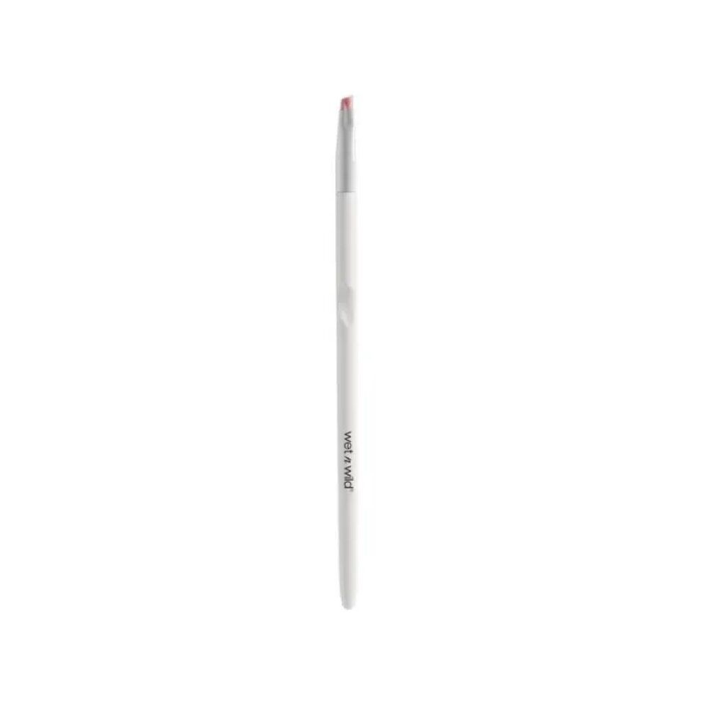 Angewinkelter Eyeliner-Pinsel mit weißem Griff und rosa Borsten. Der Markenname "wet n wild" ist auf dem Griff aufgedruckt.