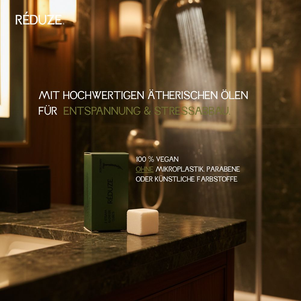 Szene mit Duschwürfel, Schachtel und Text. Logo RÉDUZE. Text: 100% vegan, ohne Mikroplastik.