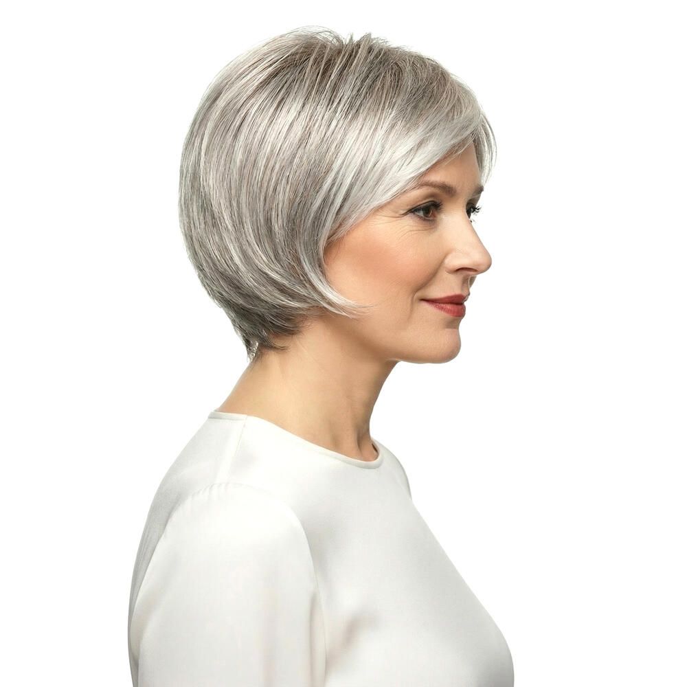Kurzhaarperücke in Grau mit Seitenscheitel. Die Frau trägt ein weißes Oberteil. Profilansicht.