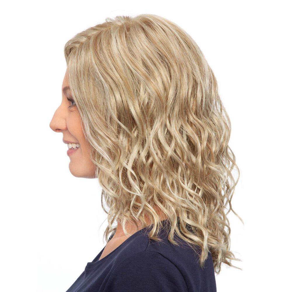Blond gewellte Perücke. Seitenansicht. Mittellange, blonde Haare mit Wellen. Rückansicht.