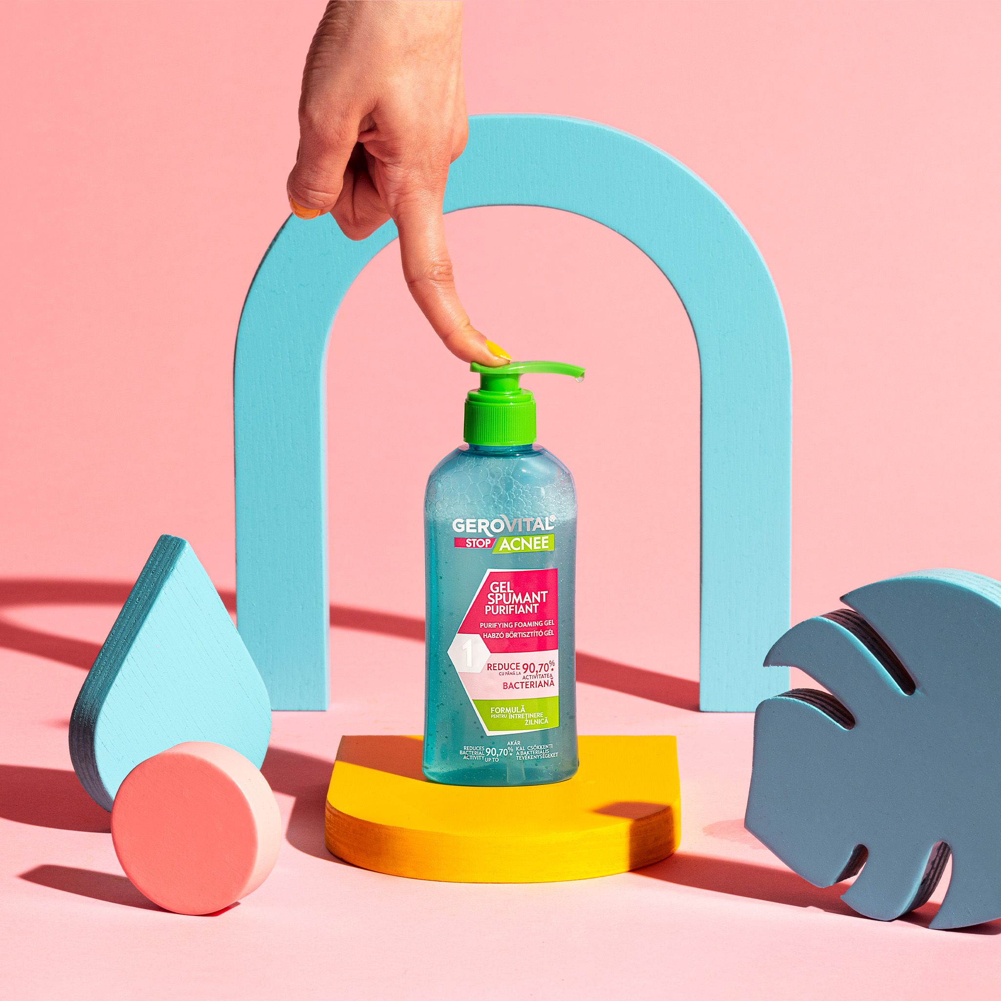 Produktflasche auf einem Podest. Dekorative Formen. Rosa Hintergrund.