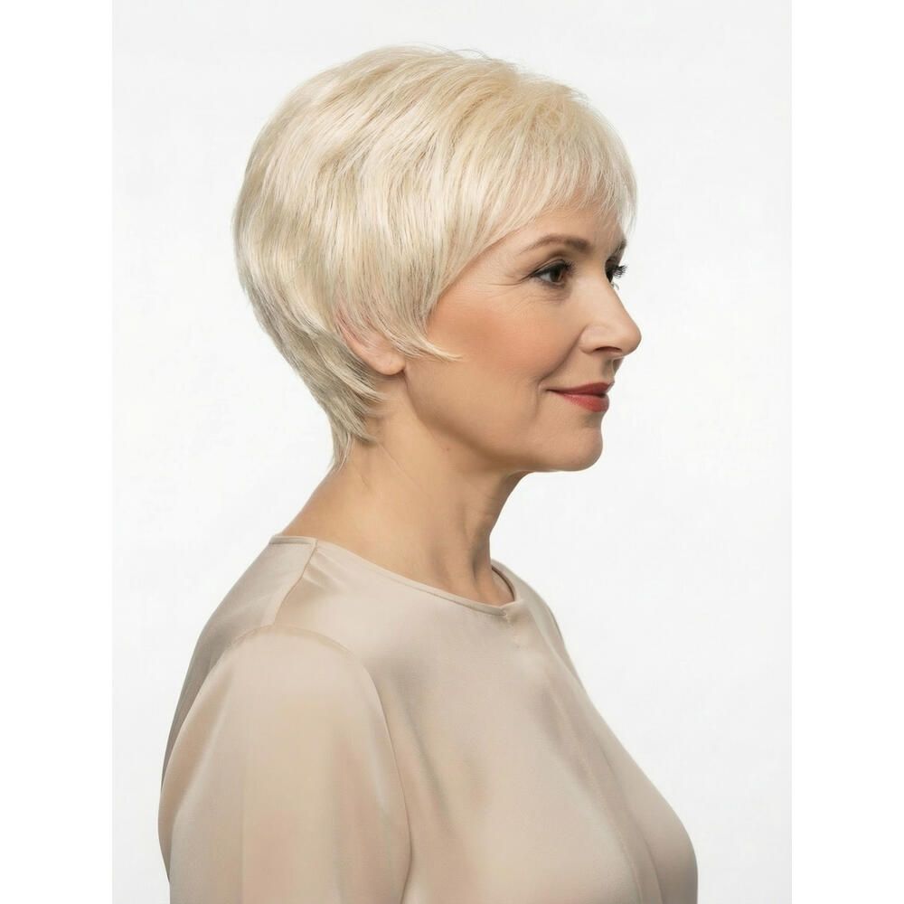 Kurzhaarperücke, blond, seitliche Ansicht einer Frau. Haarschnitt mit kurzem Pony. Auf hellem Hintergrund.