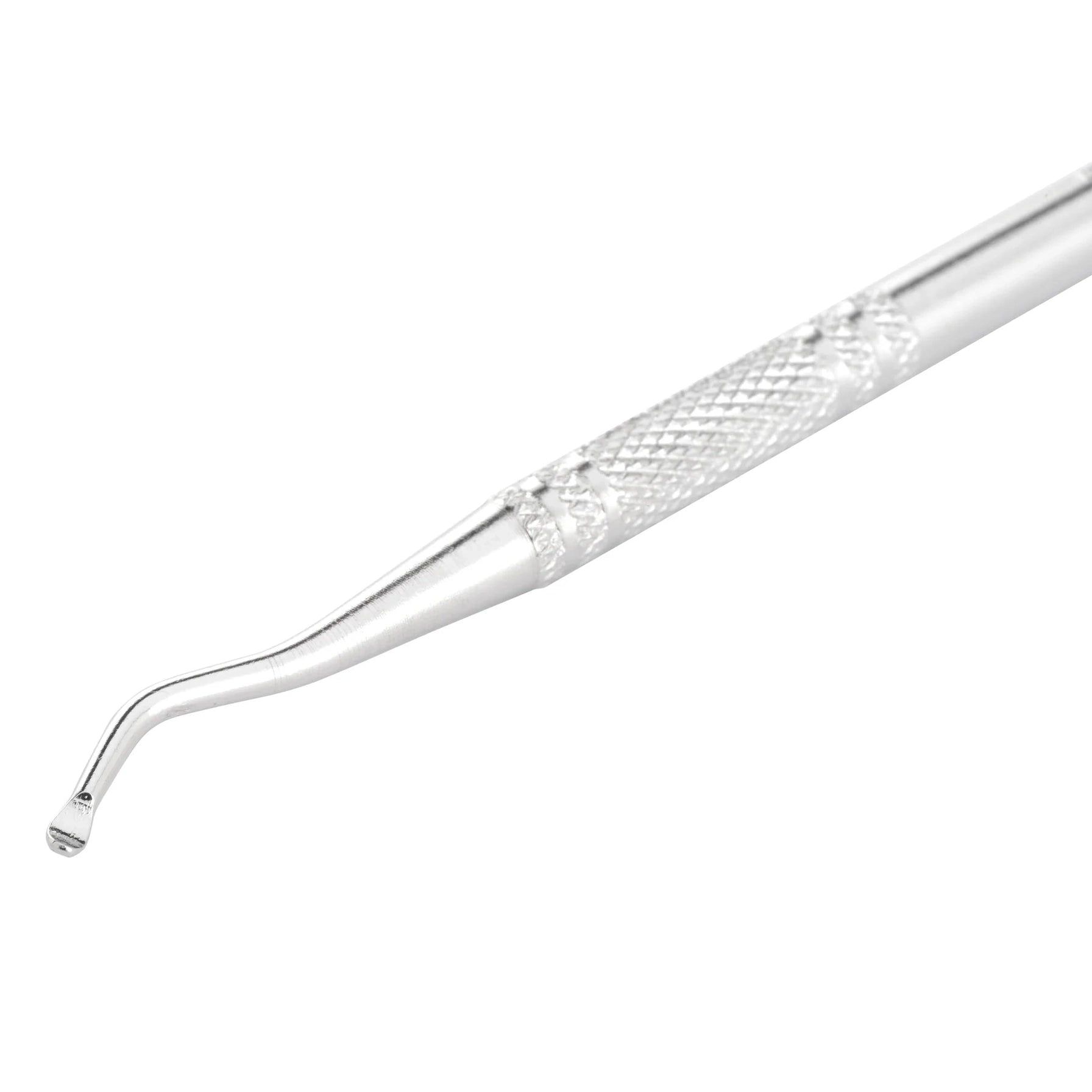 Silberfarbenes Maniküre-Werkzeug mit geriffelter Griffpartie und gebogener Spitze. Nahaufnahme, isoliert auf weißem Hintergrund.