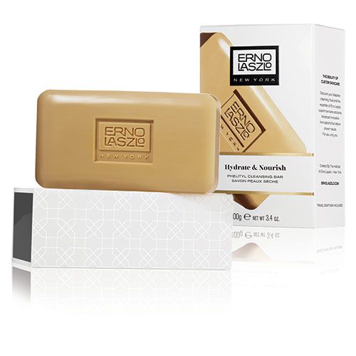 Beige Seife mit geprägtem Logo und Verpackung. Aufschrift: Erno Laszlo New York. Karton mit Produktnamen und Inhaltsangabe.