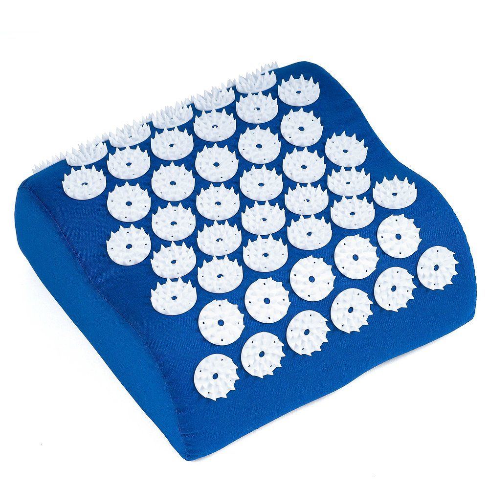 Blaues Akupressur-Kissen mit weißen Noppen. Ergonomische Form.