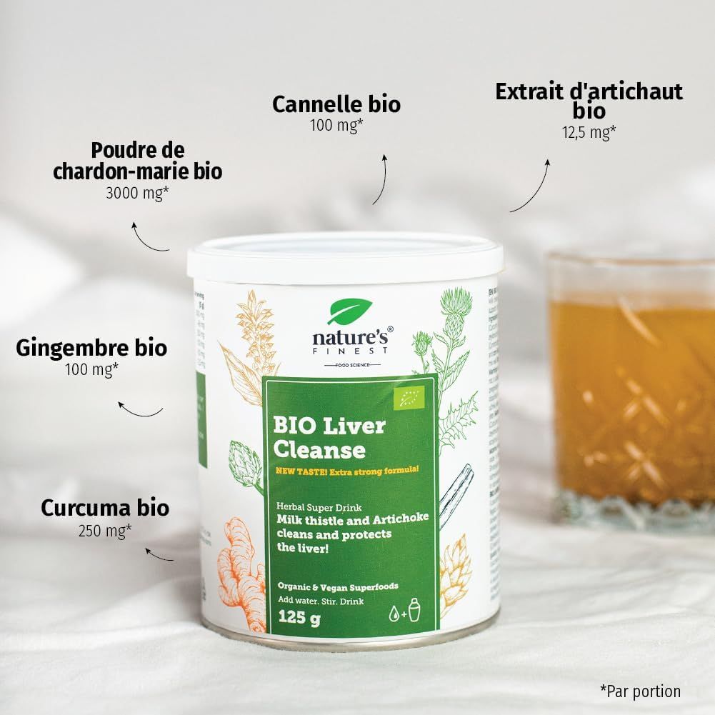 Boîte Nature's Finest BIO LIVER CLEANSE. Ingrédients : chardon-marie, gingembre, curcuma, cannelle, extrait d'artichaut. Verre à côté.