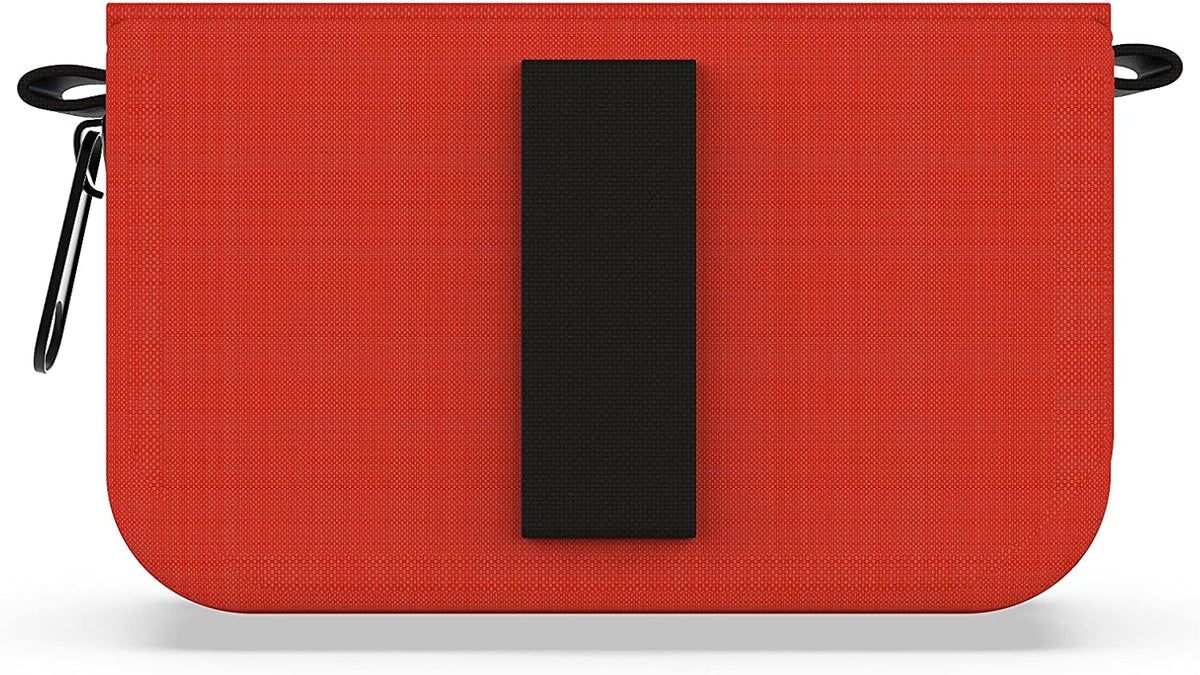 Trousse de premiers secours rouge avec fermeture velcro noire au dos. Boucles noires et mousqueton.