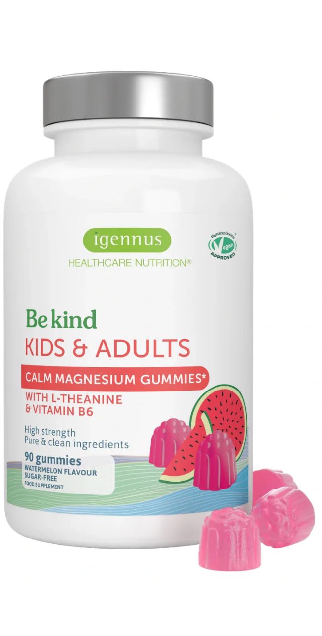 Weiße Flasche mit Calm Magnesium Gummies. Rosa Gummibärchen daneben. Text: Für Kinder & Erwachsene, mit L-Theanin & Vitamin B6.