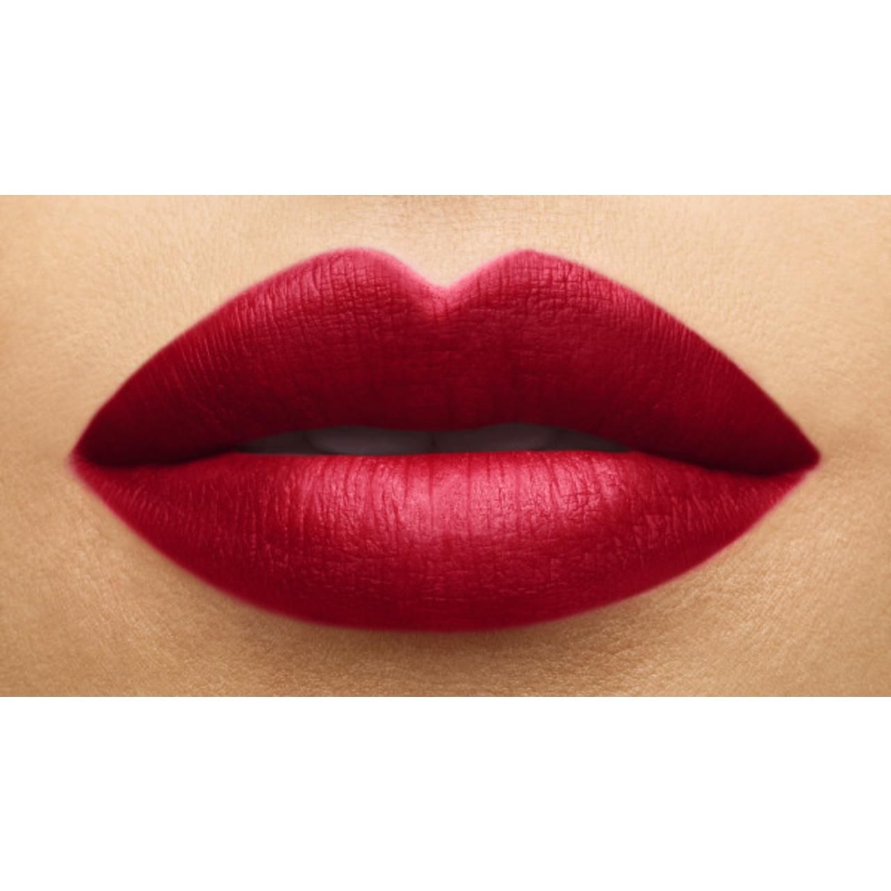 Nahaufnahme von Lippen, bedeckt mit rotem Lippenstift. Deutliche Textur und Farbe des Produkts.
