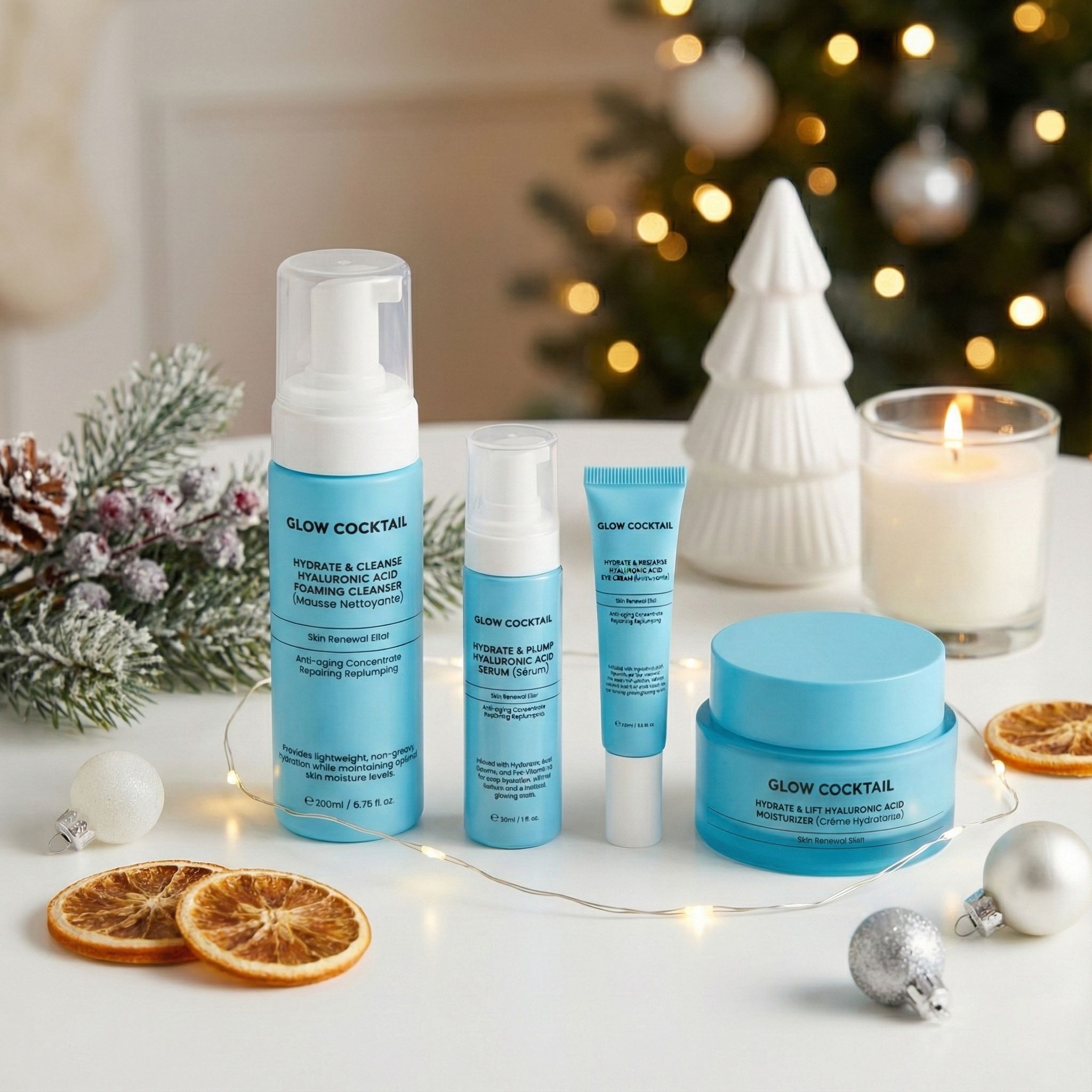 Glow Cocktail Hautpflege-Set auf Tisch. Mit Weihnachtsdeko. Enthält Reiniger, Serum, Feuchtigkeitspflege und Creme.