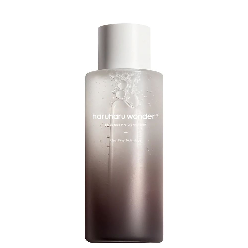 Haruharu Wonder Toner Flasche mit weißem Verschluss, gefüllt mit klarer Flüssigkeit und Luftblasen.