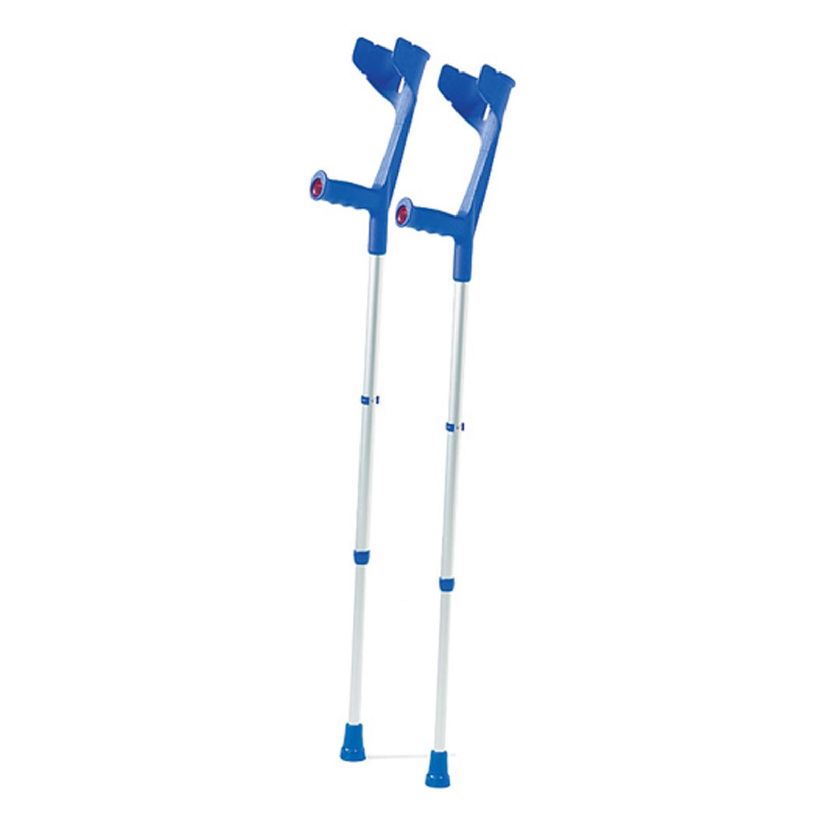 Zwei blaue Unterarmgehstützen aus Aluminium. Sie haben eine ergonomische Form und sind höhenverstellbar.
