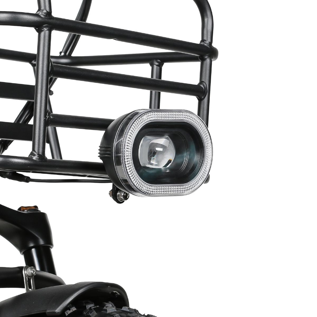 Nahaufnahme des Scheinwerfers und Korbs eines Elektrofahrrads. SAMEBIKE.