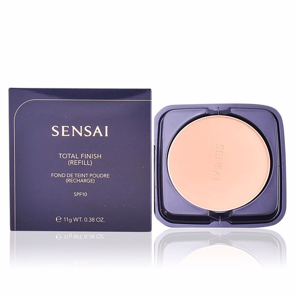 Kompakt-Make-up-Nachfüller mit hellbeigem Puder. Dunkelblaue Verpackung mit Produktnamen und SPF10-Angabe. Marke: SENSAI.