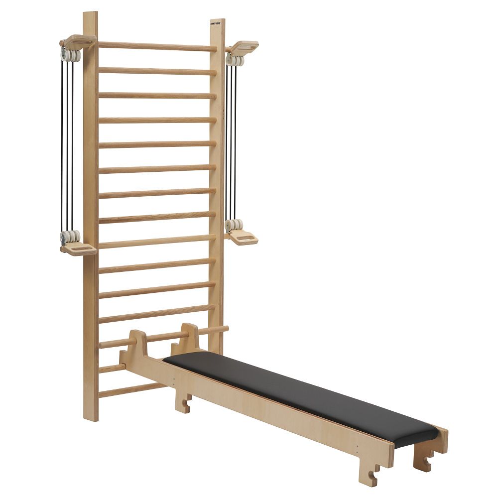 Sprossenwand aus Holz mit Sprossen, Seilzügen und einer Bank mit schwarzer Polsterung.