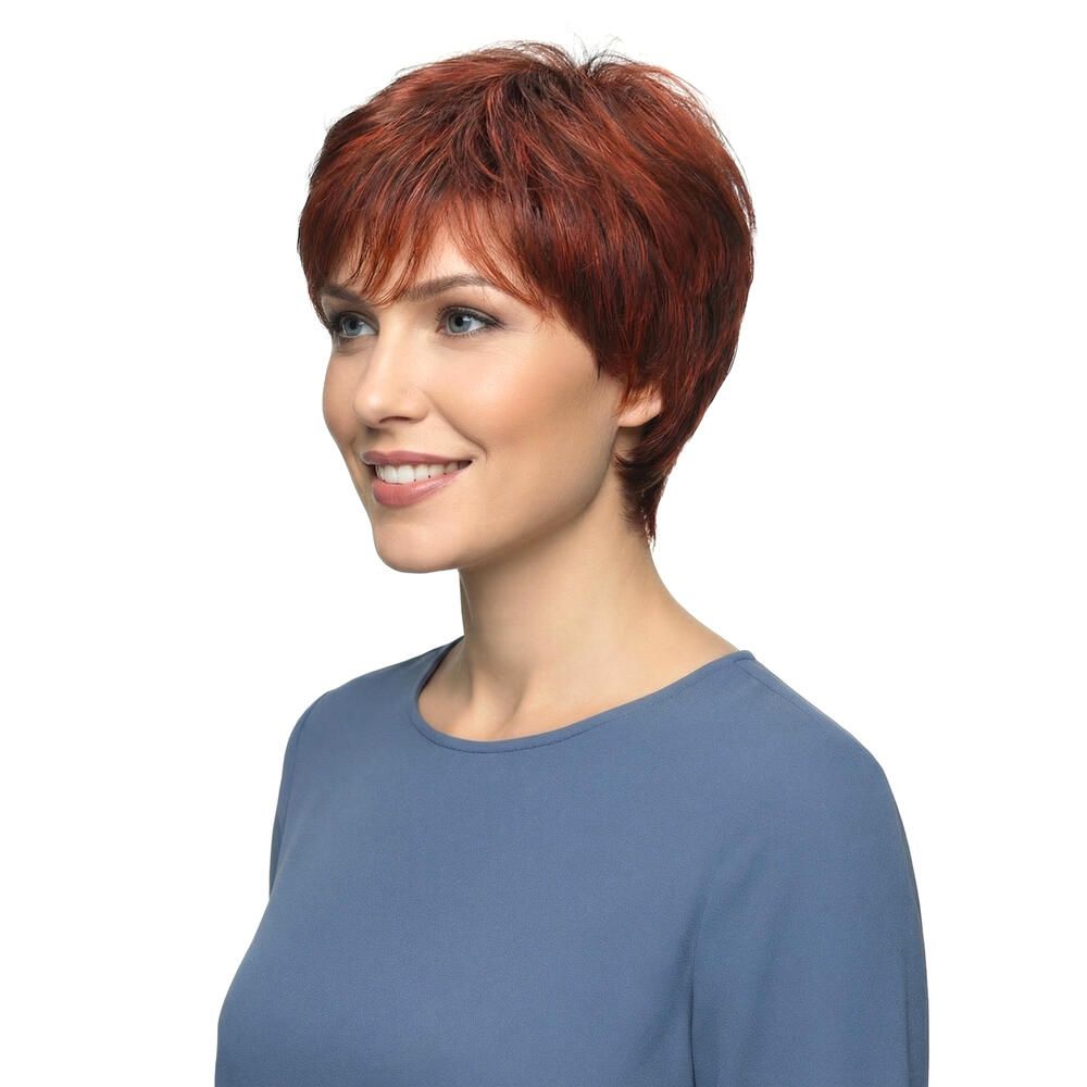 Kurzhaarperücke in Rotbraun. Seitenansicht einer Frau mit Perücke. Die Haare sind kurz und fallen in weichen Wellen.