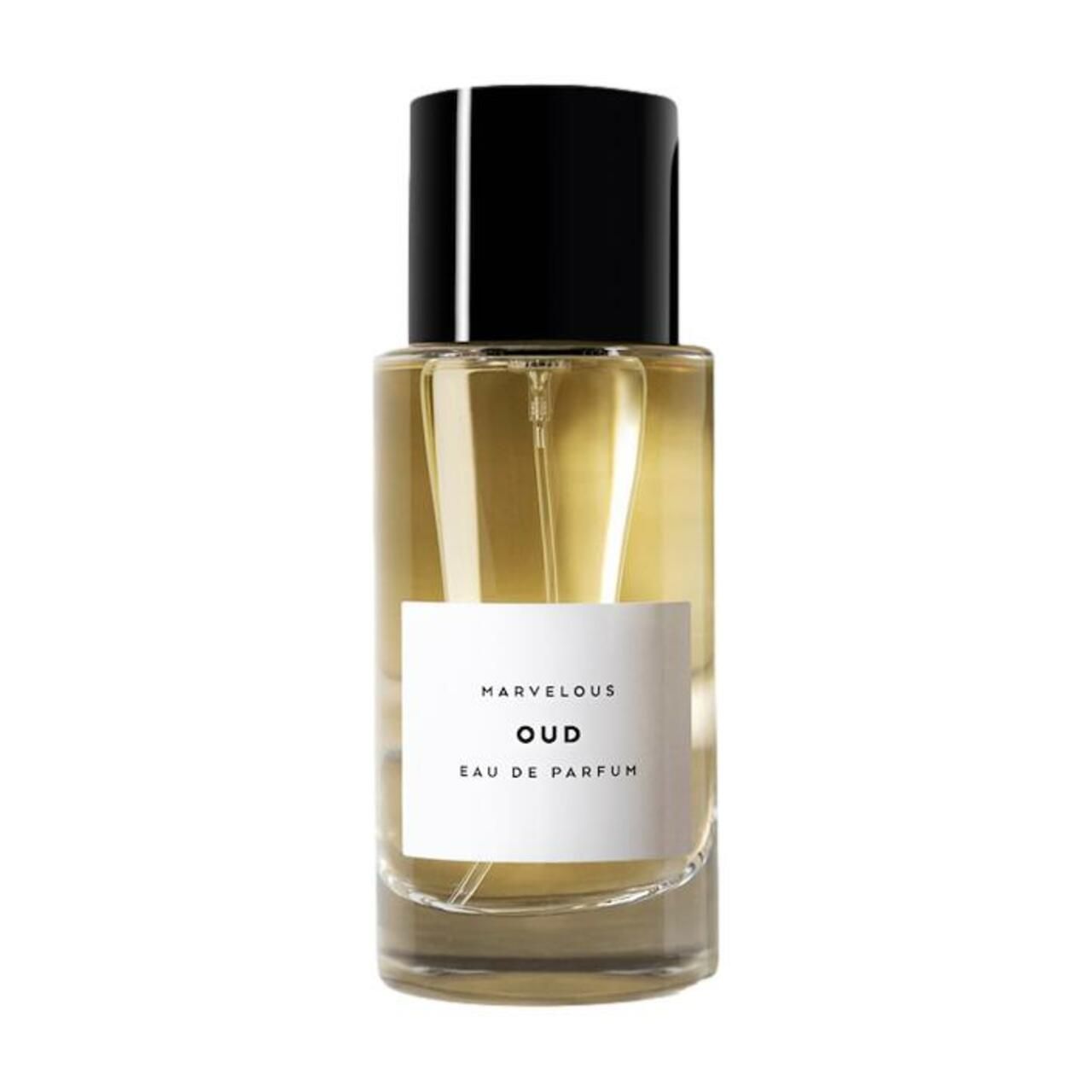 Parfümflakon mit schwarzem Deckel und weißem Etikett. Text: MARVELOUS OUD, Eau de Parfum.