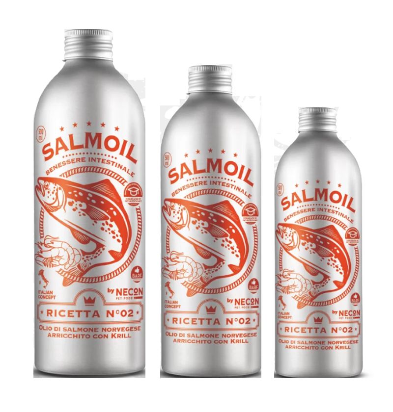 Drei Flaschen SalmOil. Silberne Flaschen mit rotem Etikett. Aufschrift: SalmOil, Ricetta N°02, Öl aus norwegischem Lachs, angereichert mit Krill.