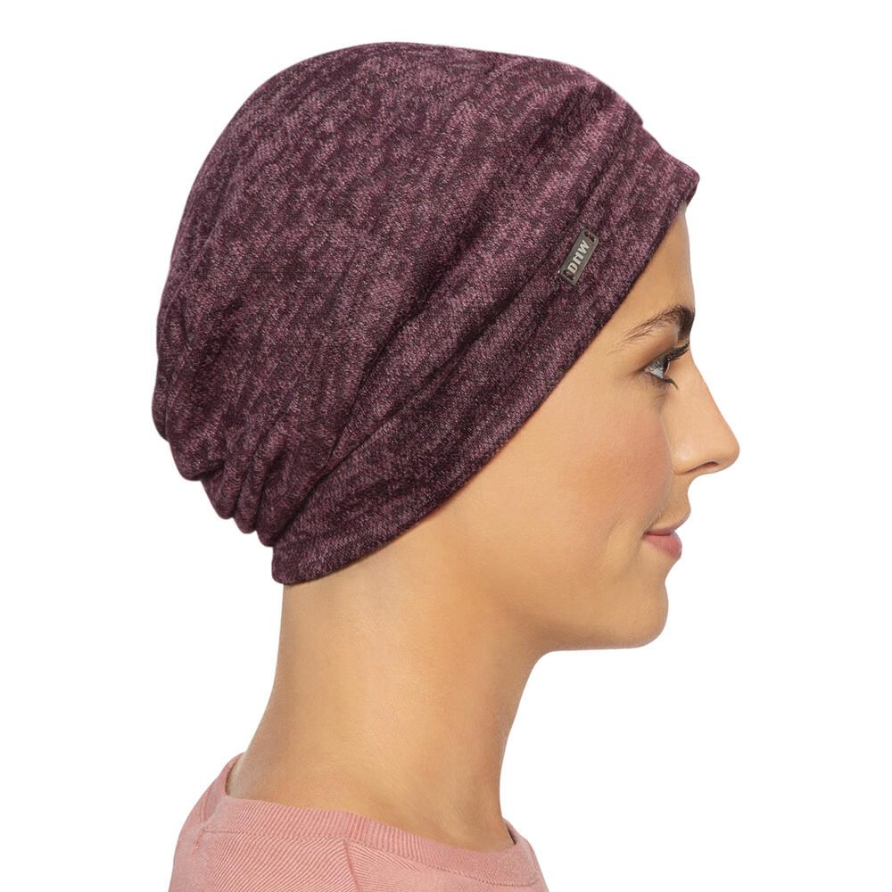 Burgundviolett Turban. Seitenansicht. Der Turban bedeckt den Kopf. Kleines Logo. Stoffstruktur sichtbar.