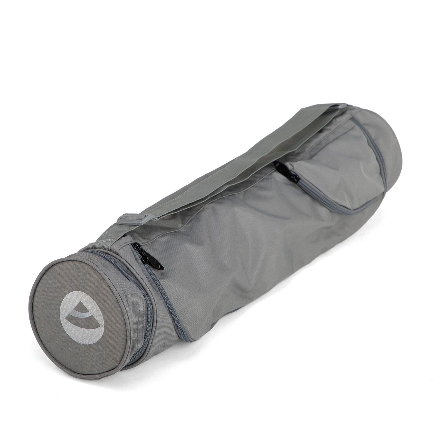 Graue Yogamatten Tasche mit Schultergurt und Reißverschlüssen. Auf der Seite ein Logo. Blickwinkel: schräg von oben.