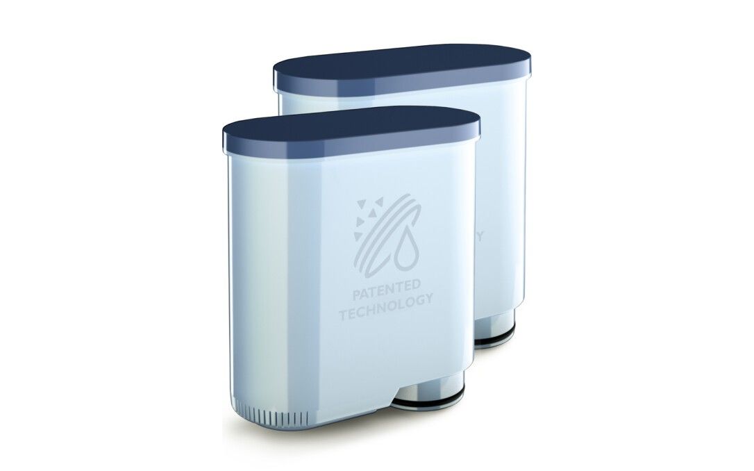 Zwei blaue Wasserfilter mit dunklen Deckeln. Auf den Filtern ist ein Muster mit Tropfen und ein Schriftzug Patented Technology zu sehen.