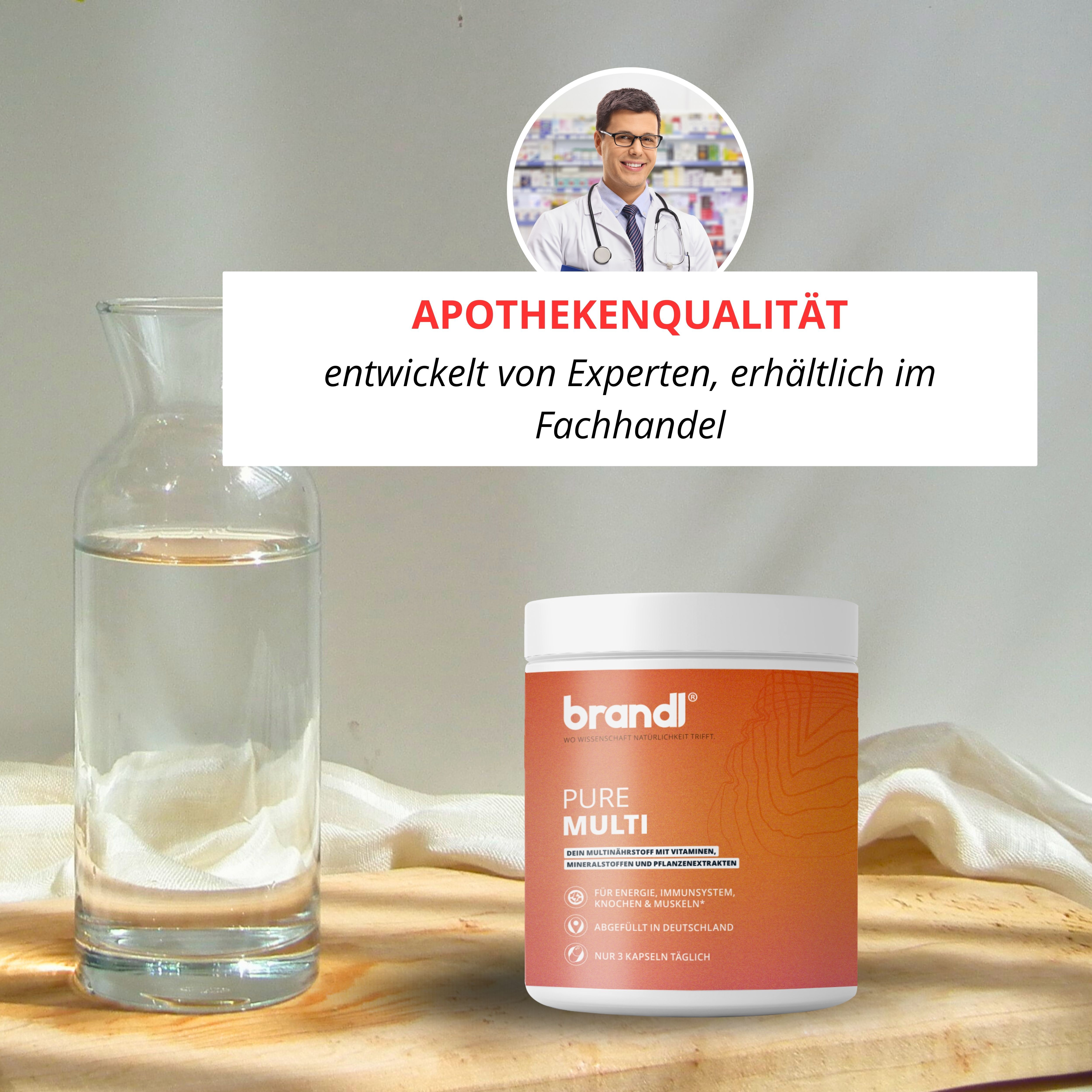 Produktglas neben Wasserglas. Text: Apothekenqualität, entwickelt von Experten. Marke: brandl, Pure Multi. Orangefarbenes Etikett.