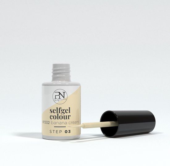 Flasche PN SelfGel, Farbe N32 Banana Cream. Deckel abgenommen, Pinsel sichtbar. Aufschrift: selfgel colour, STEP 03.