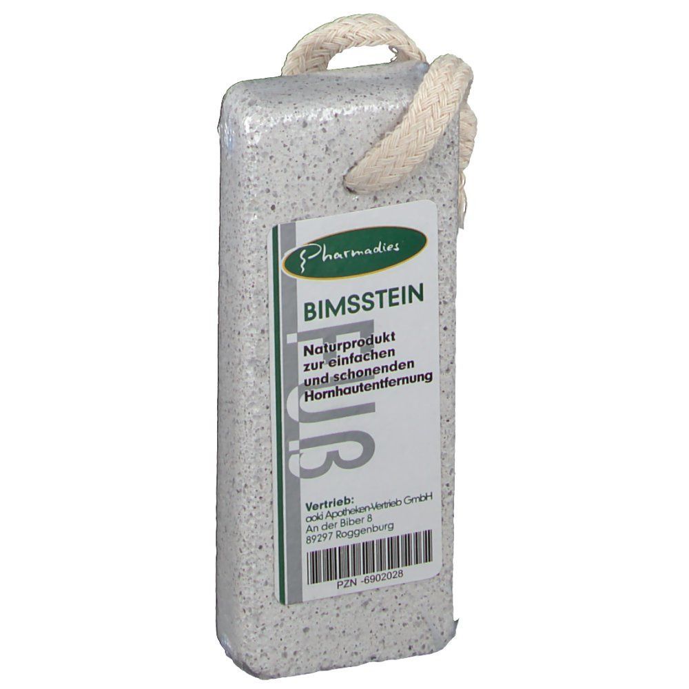 Bimsstein mit Etikett. Rechteckige Form, hellgrau. Aufschrift "Pharmadies Bimsstein". Mit Kordel.