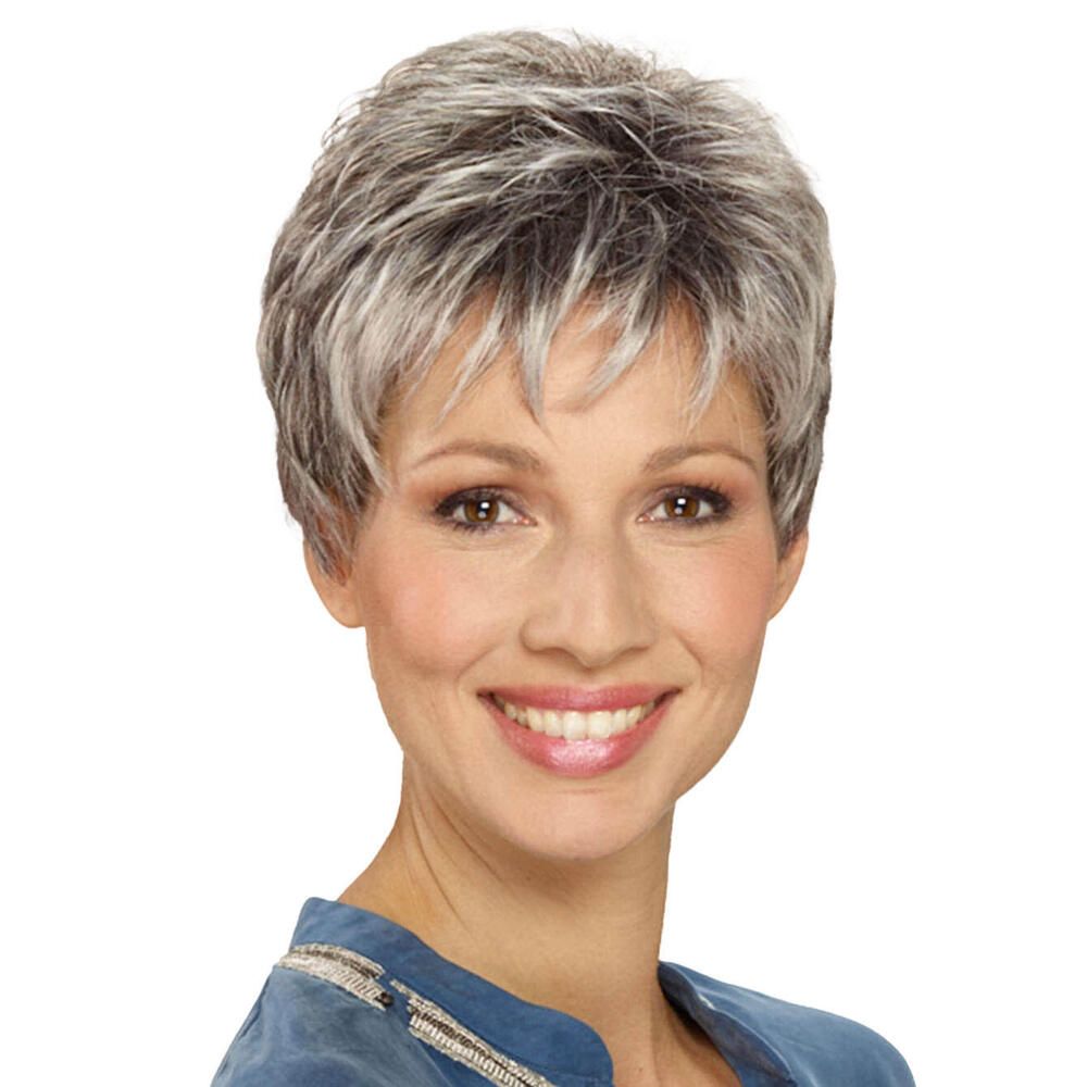 Kurzhaarperücke mit grauen Strähnen. Frau mit blauem Oberteil. Frontansicht.