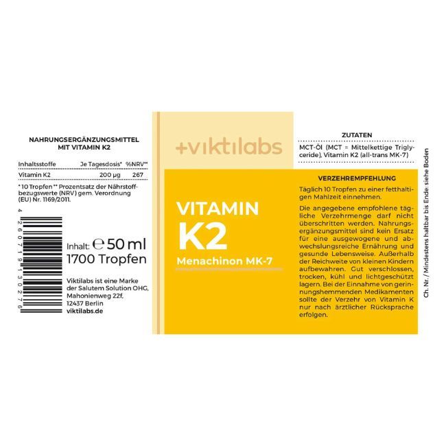 Etikett mit gelbem Feld und Text. Enthält Informationen zu "Vitamin K2" und "Viktilabs". Barcode und Inhaltsangaben.