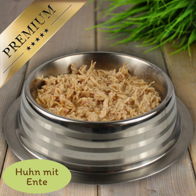 Katzenfutter in einer Edelstahlschüssel. Aufschrift: Hühnchen mit Ente. Goldene Auszeichnung: Premium.