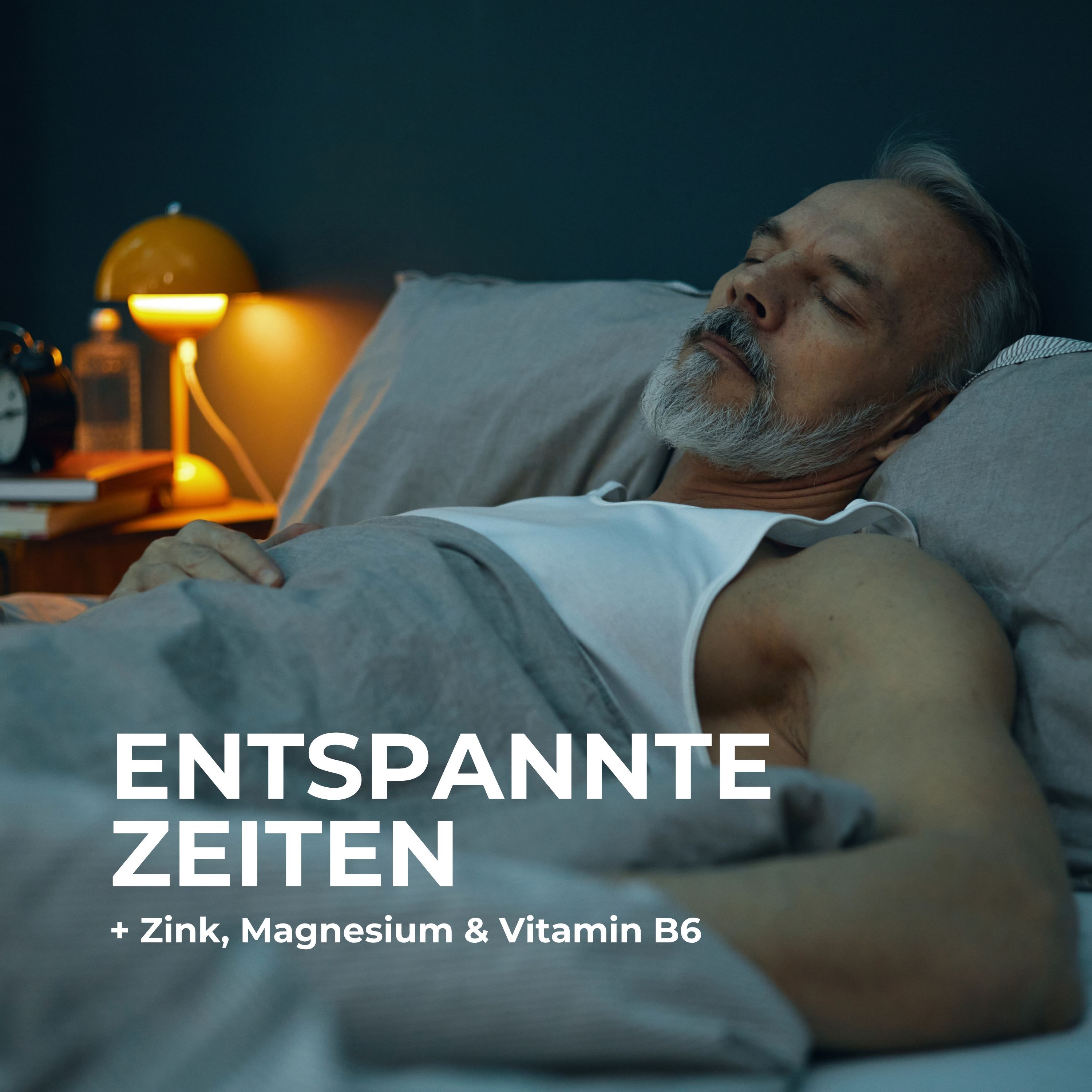 Mann schläft im Bett. Text: Entspannte Zeiten + Zink, Magnesium & Vitamin B6. Nachttisch mit Lampe und Wecker.