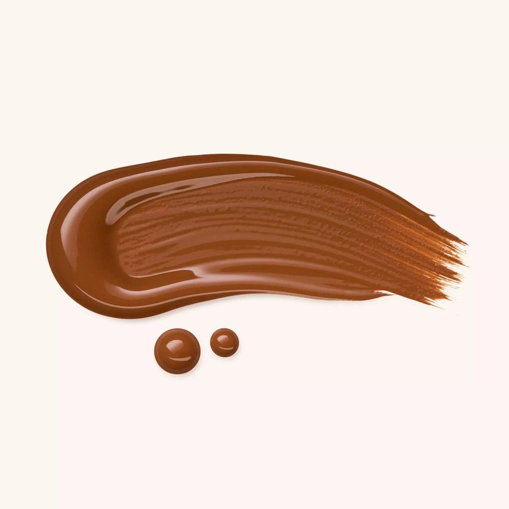 Brauner Foundation-Strich mit zwei Tropfen. Auf hellem Hintergrund.